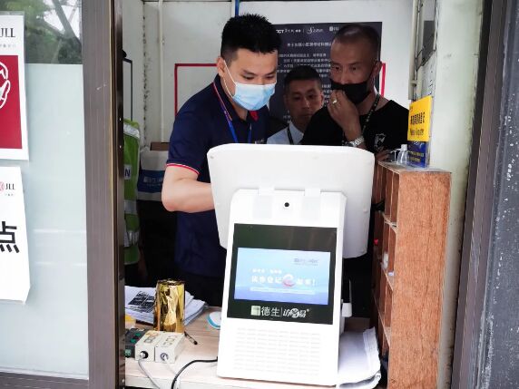 技術(shù)人員現(xiàn)場調(diào)試訪客機